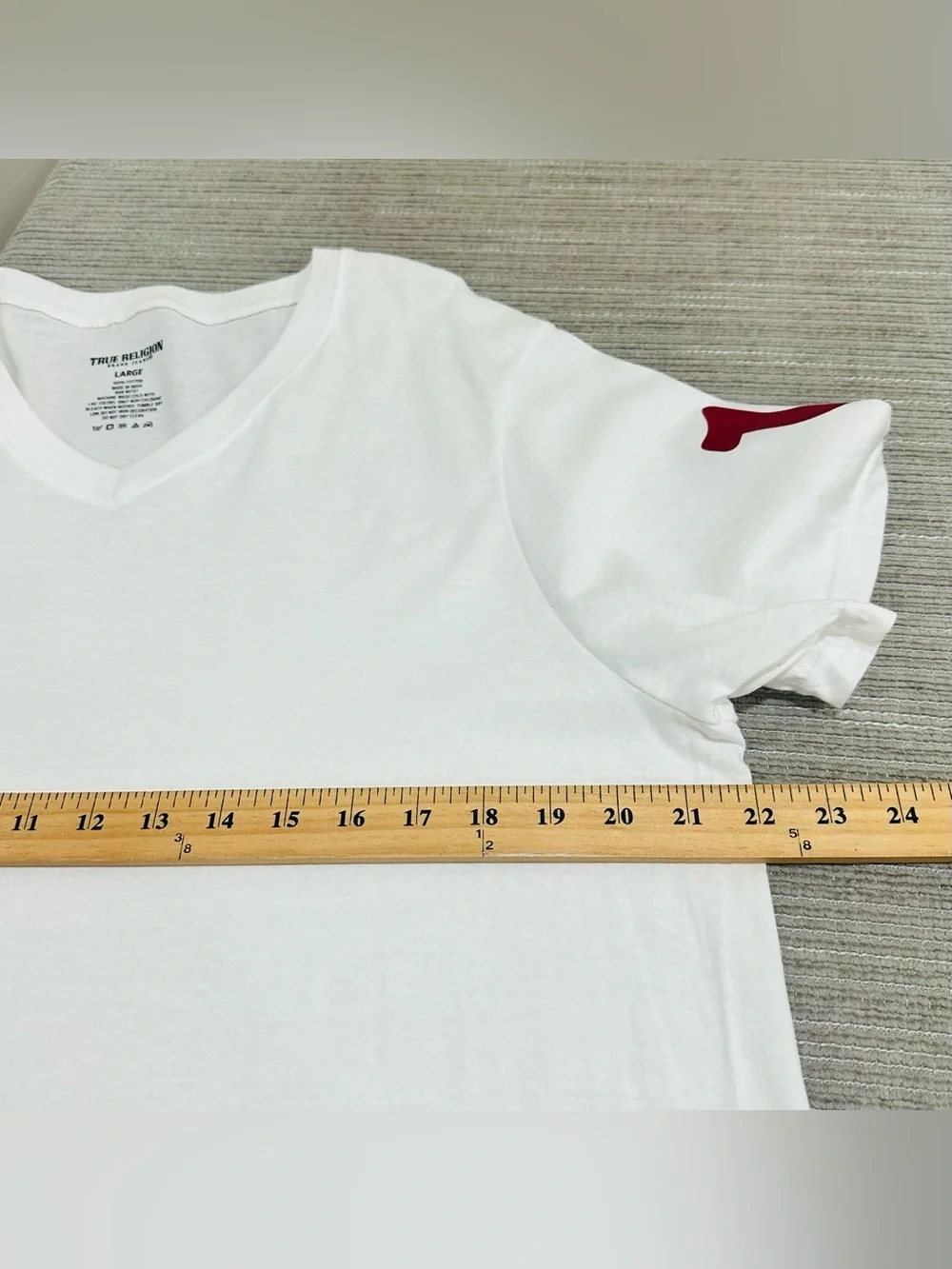 True Religion Men's White V-Neck T-Shirt Size L Maroon Horseshoe Logo